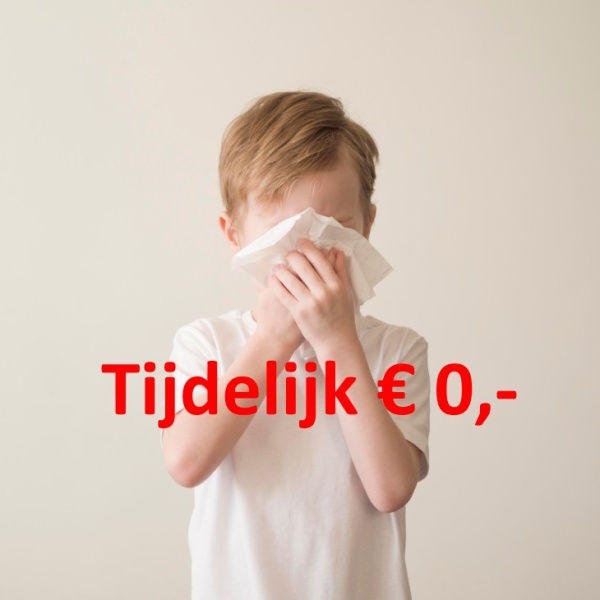 Kind die zijn neus snuit.
